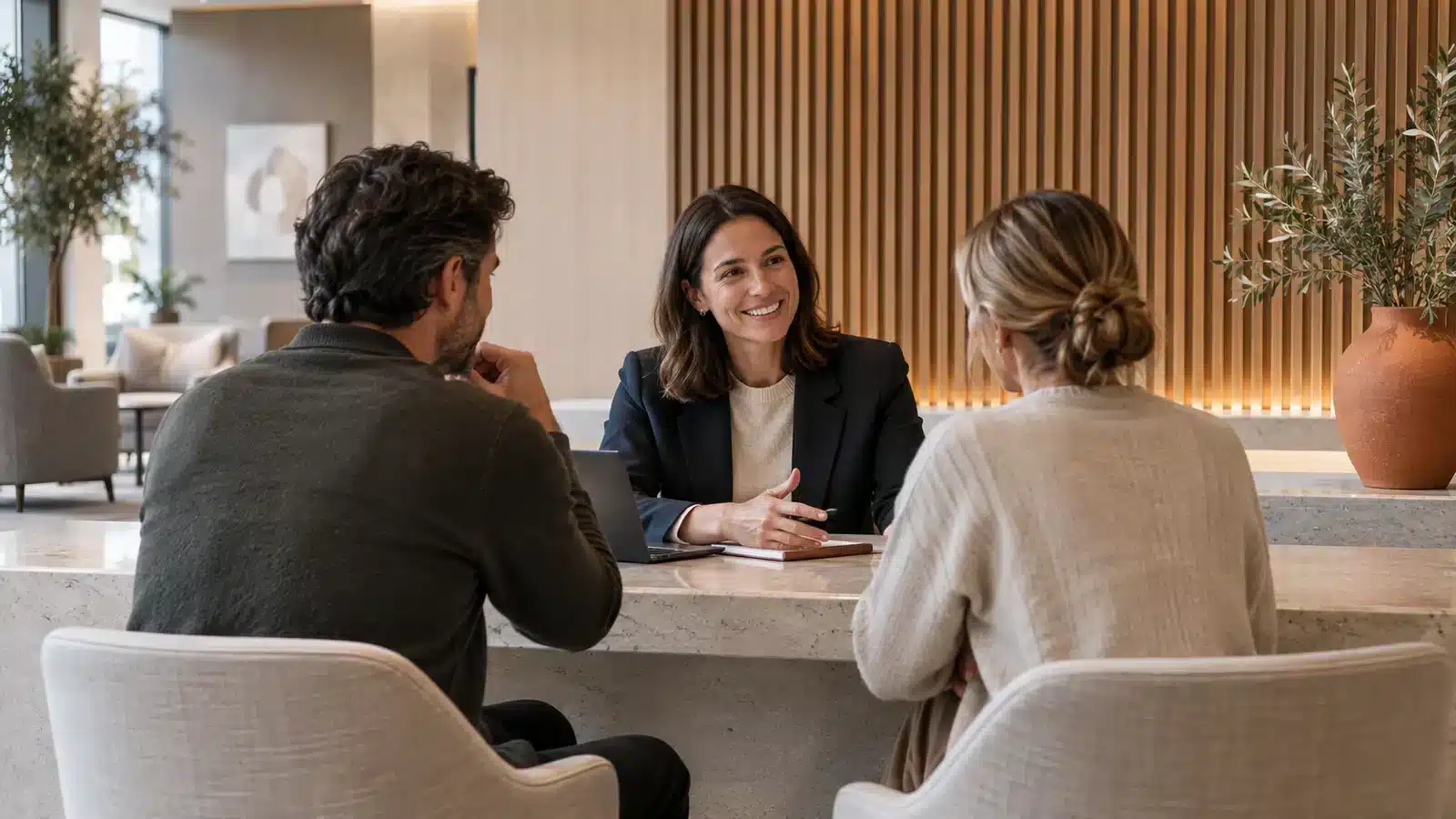 Entretien avec une conseillère dans une agence bancaire.